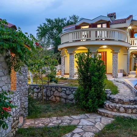 빌라 Charming Villa Rea