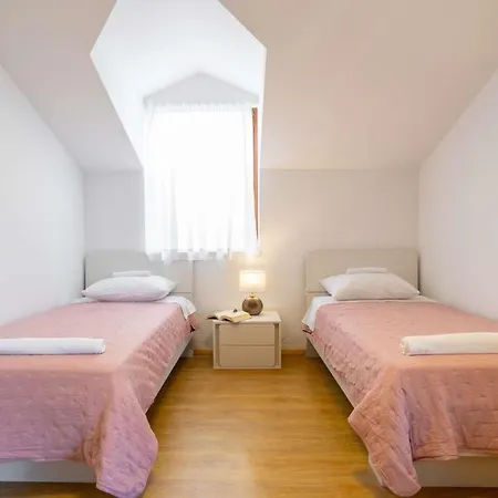 Charming Villa Rea *